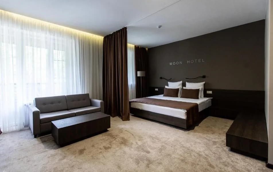 Номер Moon Hotel с мягким светом и выходом на балкон